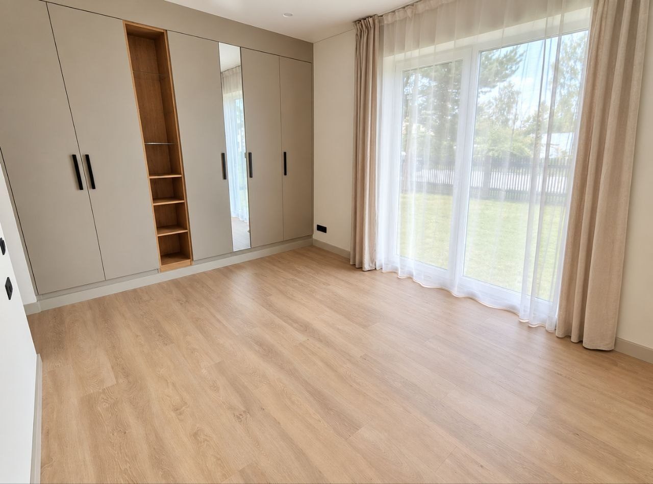 Vecāku guļamistaba ar iebūvētiem skapjiem